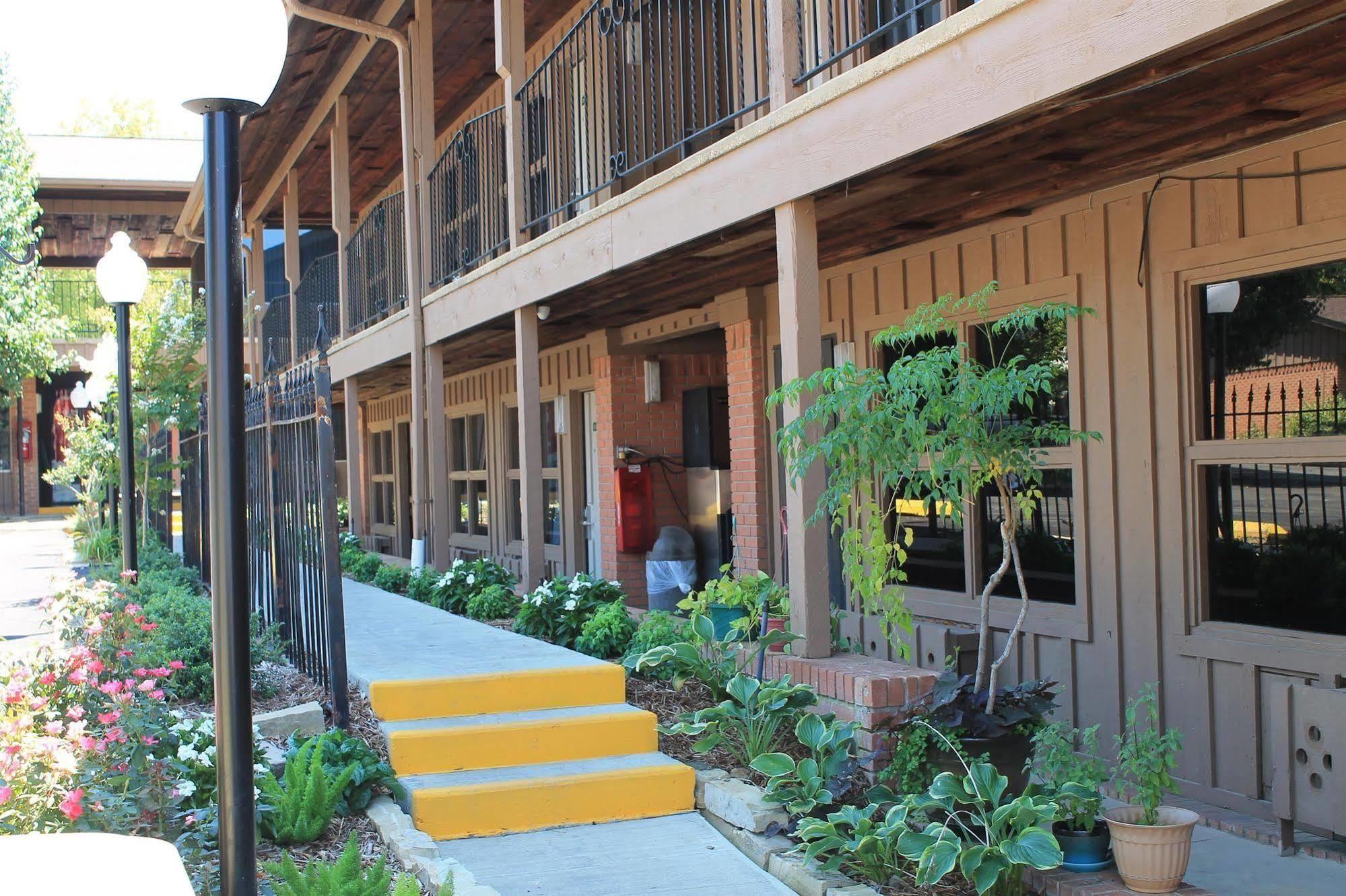Charles Wesley Motor Lodge Downtown Broken Bow- Hochatown Экстерьер фото